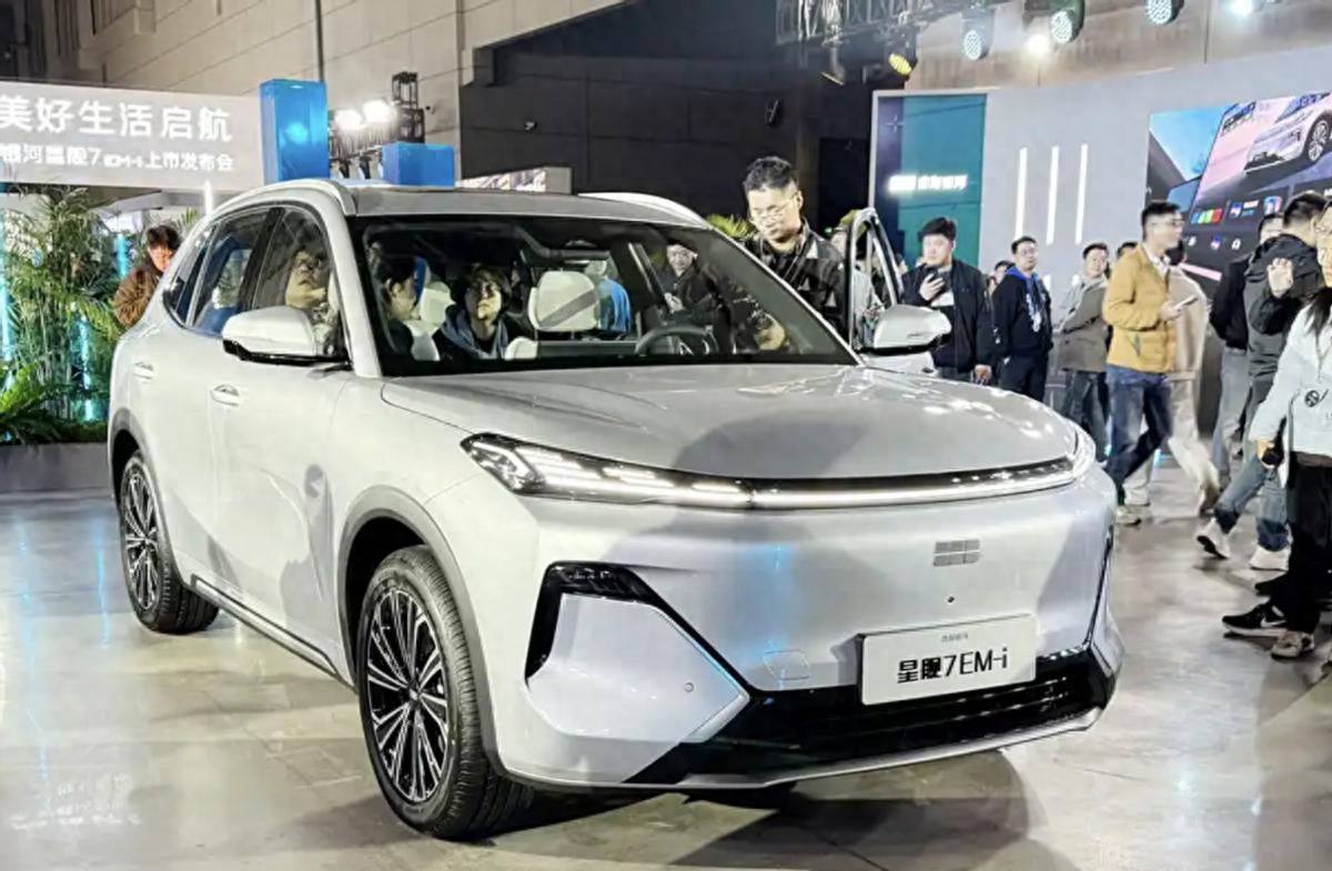 吉利银河星舰7 EM-i最低9.98万起,打比亚迪宋没跑了