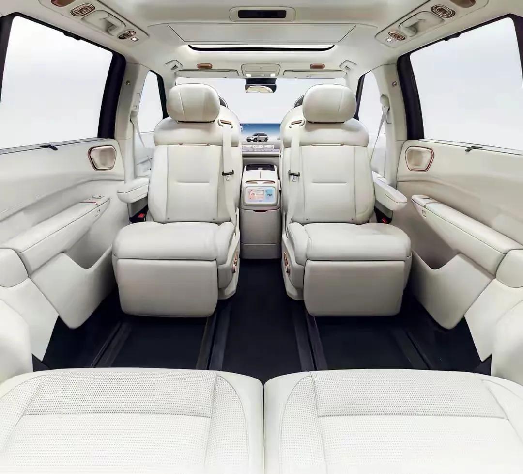 最值得关注的大六座SUV!领克900上市即爆款 28.99万起的魔变空间
