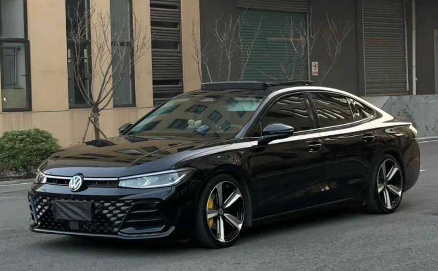 2025款帕萨特上市了!1.5T黑科技+轿跑颜值,16万级合资B级车