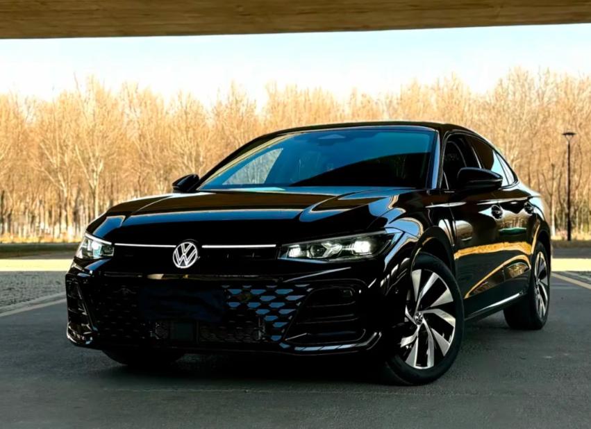2025款帕萨特上市了!1.5T黑科技+轿跑颜值,16万级合资B级车