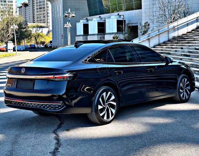 2025款帕萨特上市了!1.5T黑科技+轿跑颜值,16万级合资B级车